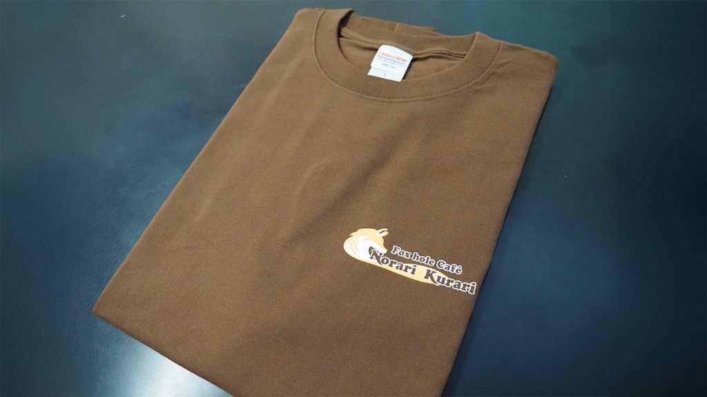 ロゴ入りTシャツ