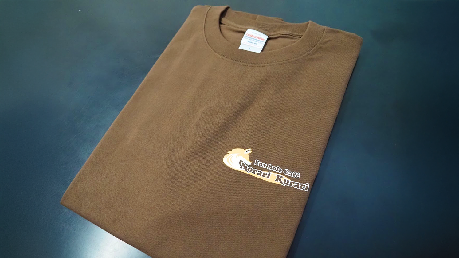 ロゴ入りTシャツ