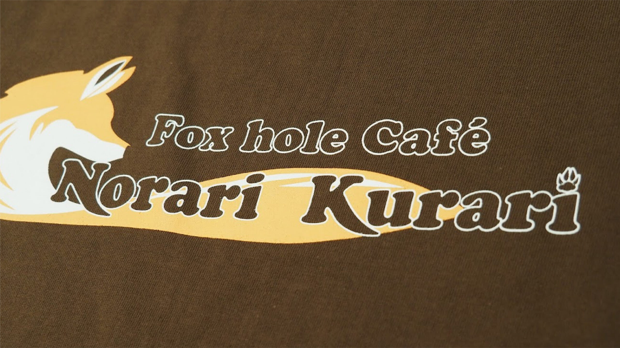 ロゴ入りTシャツ